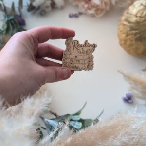 Pin's "Reading is political"